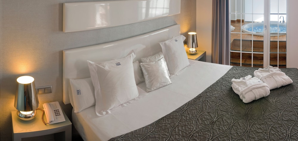 STUDIO, SUITE, KING BED, HOT TUB