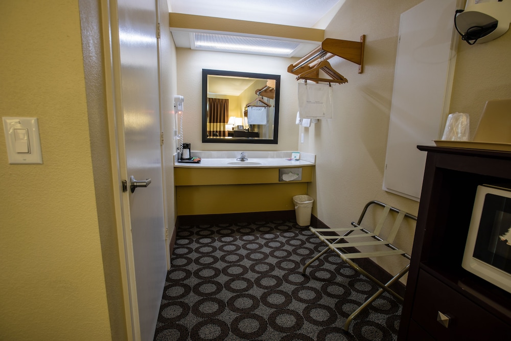 Relax Inn &amp; Suites 44/82