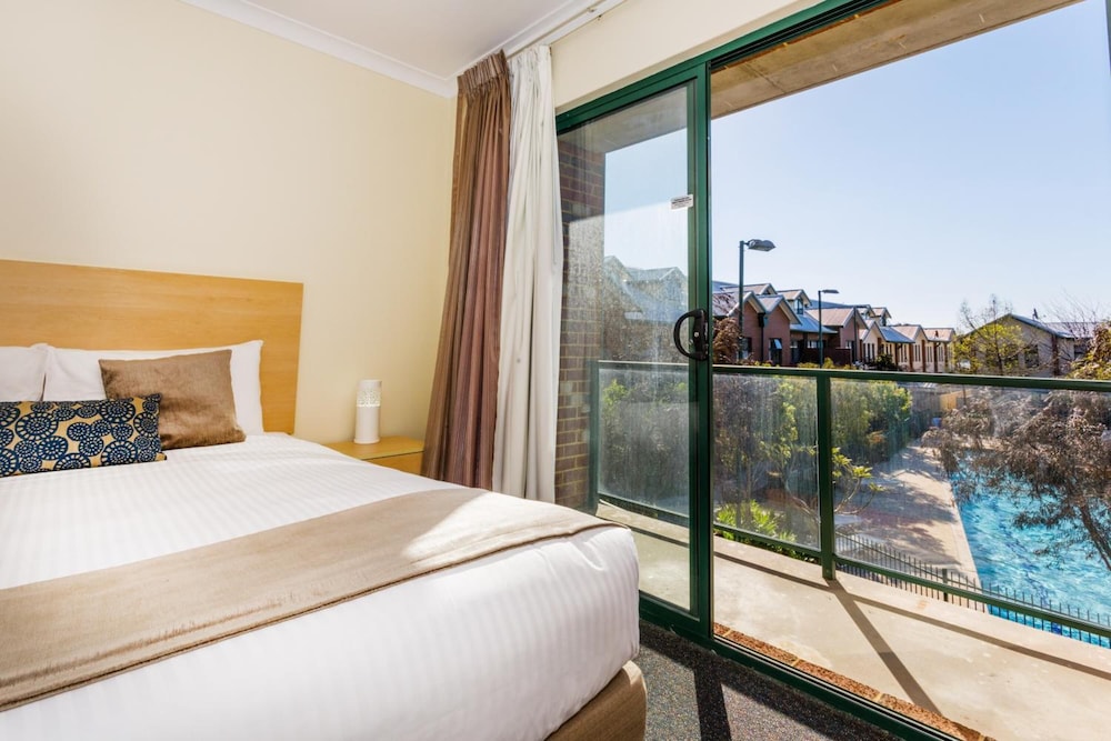 2 BEDROOMS, TOWN HOUSE
