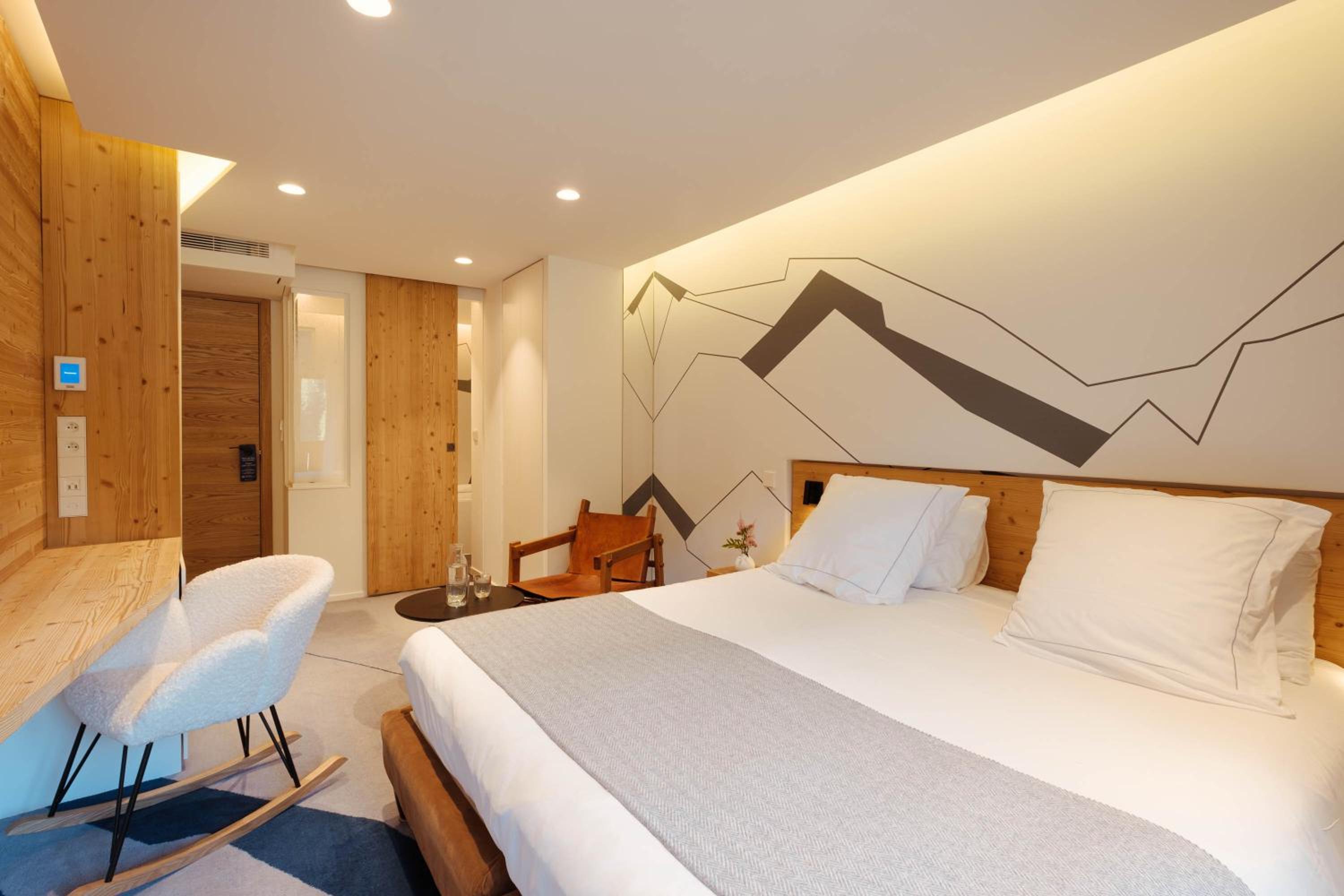 Classic, Queen Bed, Village View