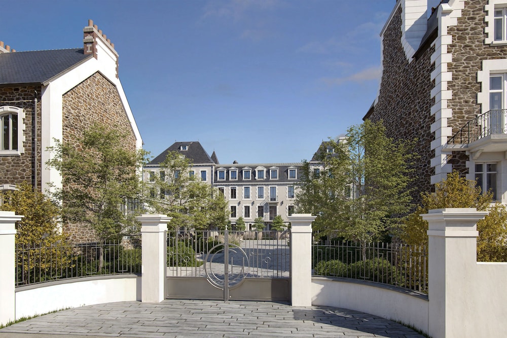 Grand Hotel de Courtoisville 70/73