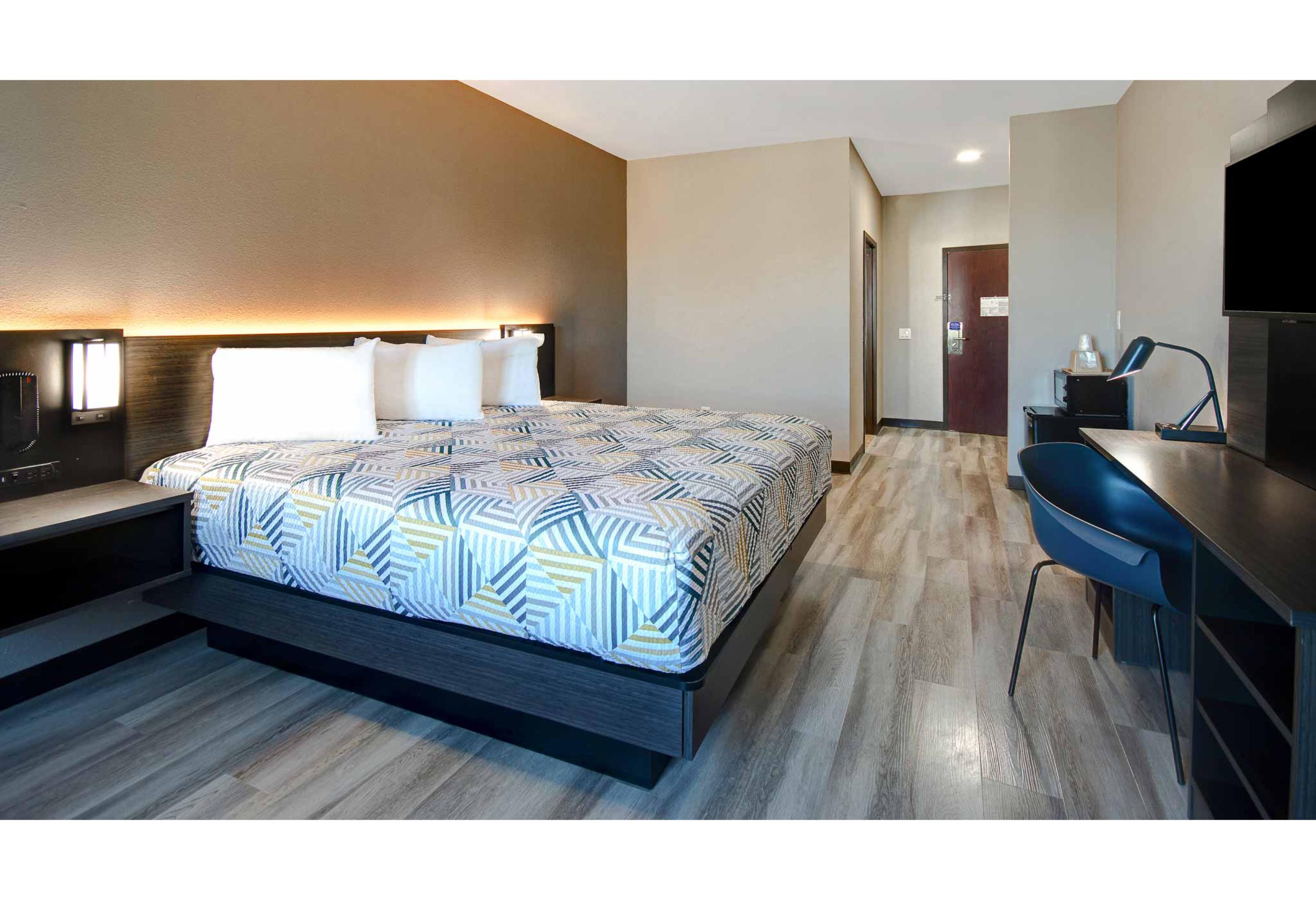 1 King Bed Mobil Acc RI Shwr Suite Nsmk
