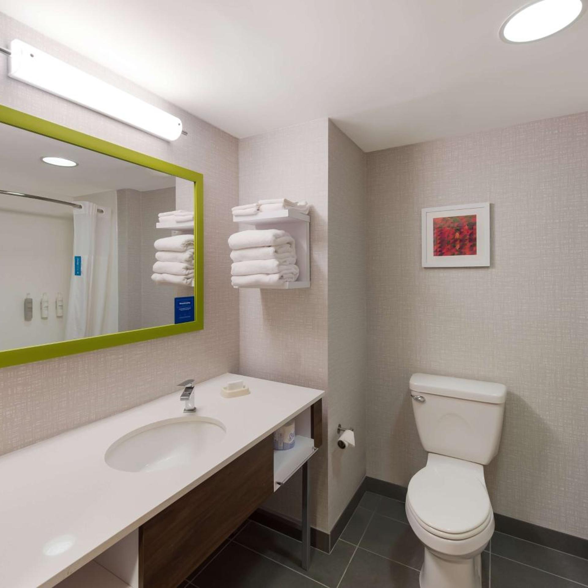 غرفة بسرير كينج وسريرين كوين، Hampton Inn Nanuet 5/6