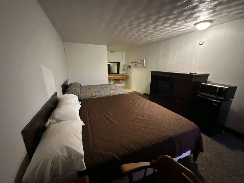 Gray Plaza Motel Benton Rend Lake I-57 13/39
