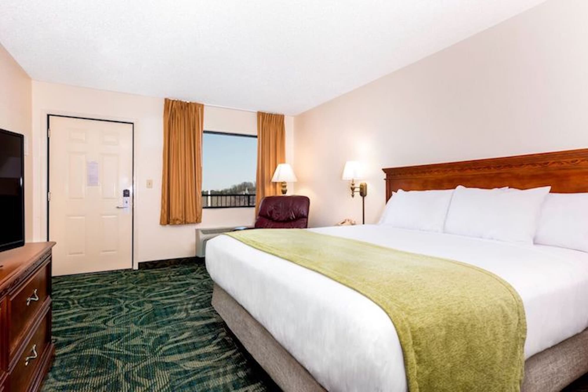 DELUXE, KING BED