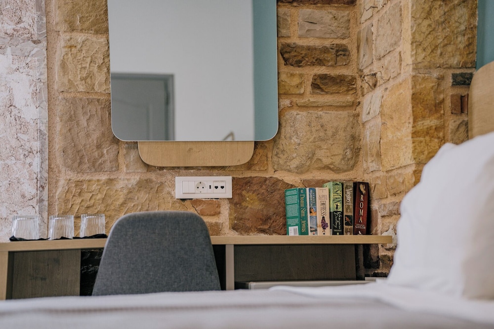 Chios City Inn 48/48