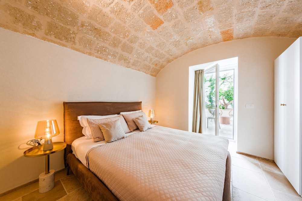 1 Bedroom, Condo, Junior, Queen Bed, Sofa, Kitchenette, Courtyard Area
