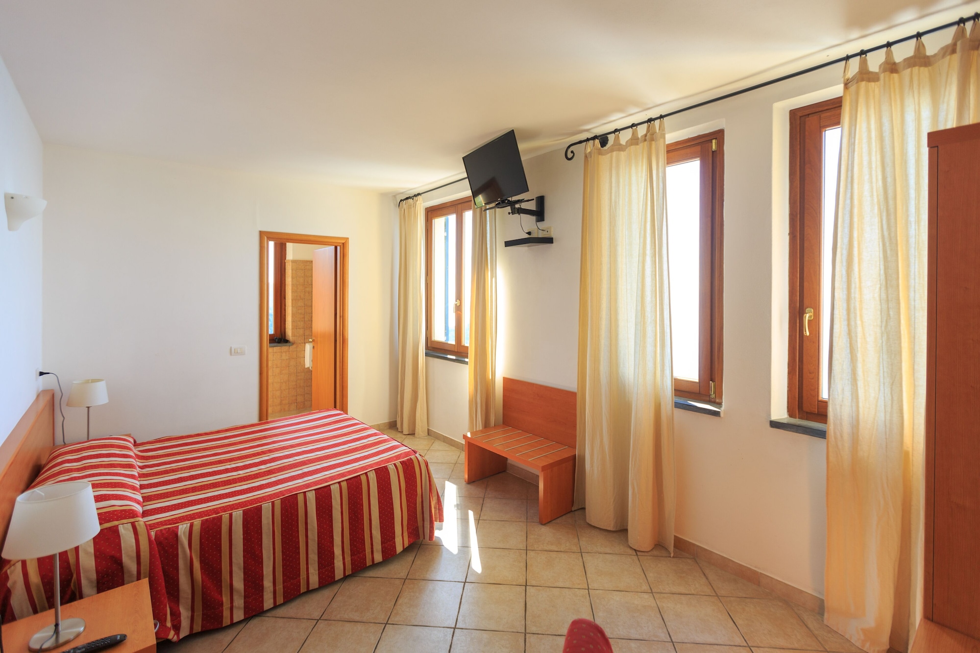 ROOM, DOUBLE BED