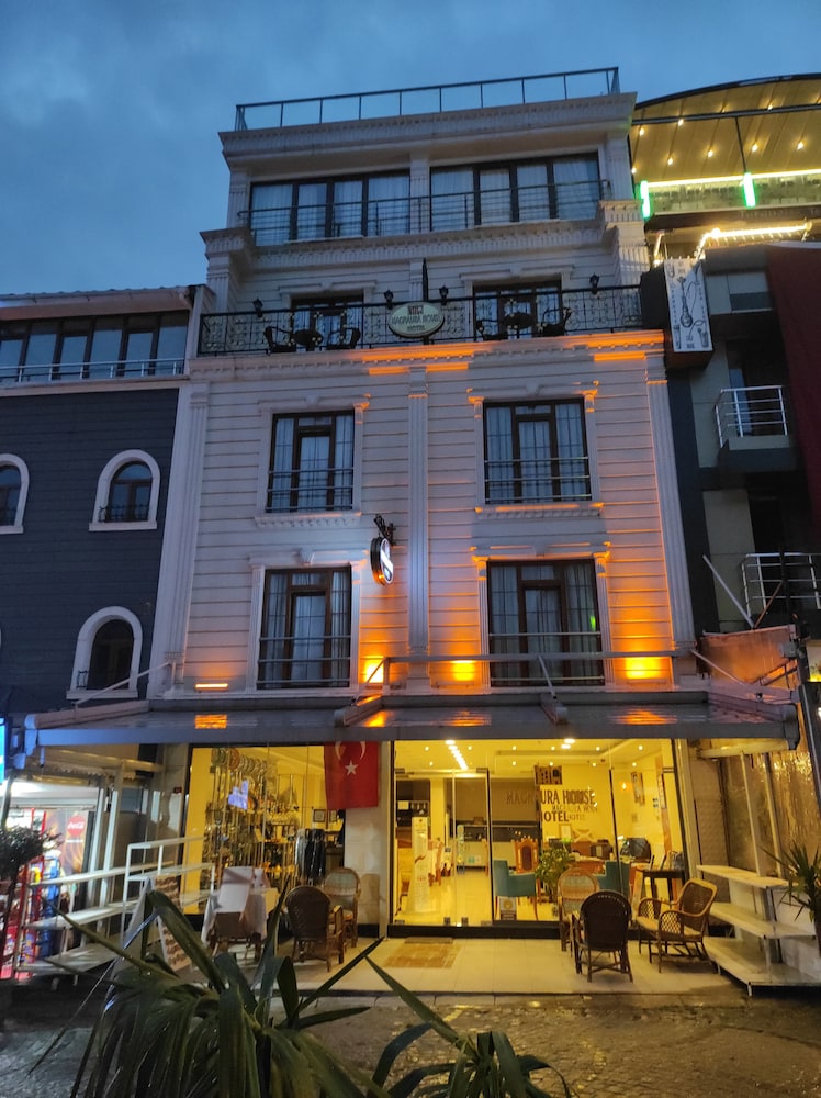 Magnaura House Hotel 4/53
