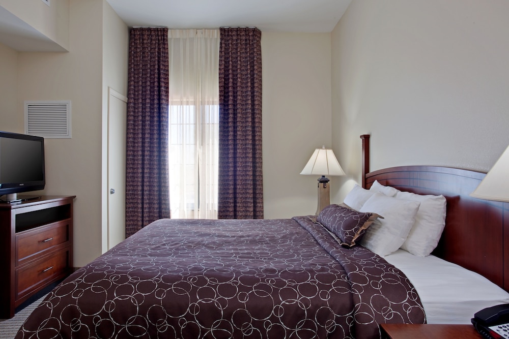 2 Bedrooms, Suite, 1 King and 2 Queen Beds, Kitchen