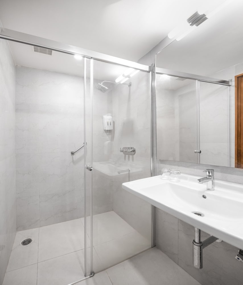 Hotel Turmeric 28/29
