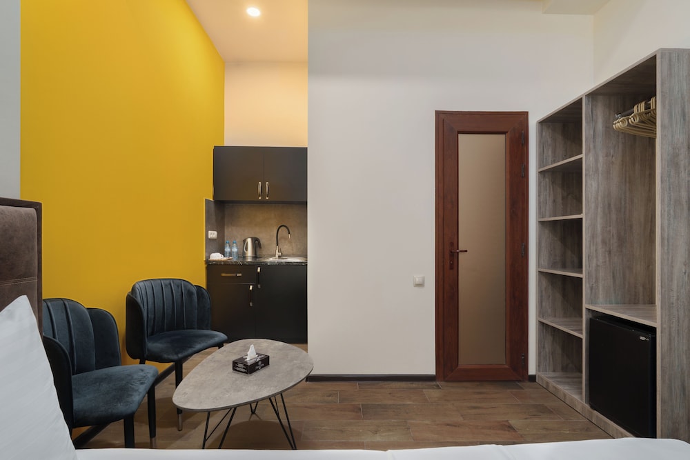 Elysium Gallery Hotel 66/74