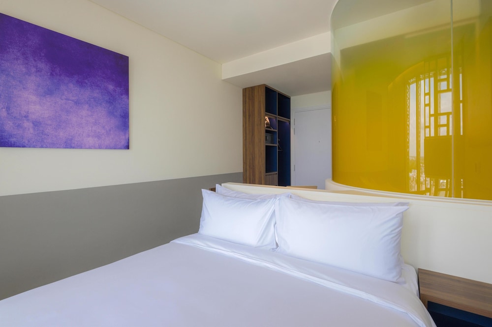 ROOM, QUEEN BED
