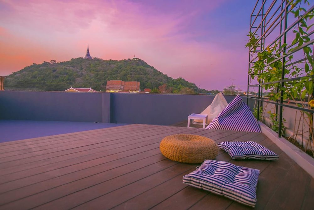 Chedi View Hostel & Rooftop Bar 16/19