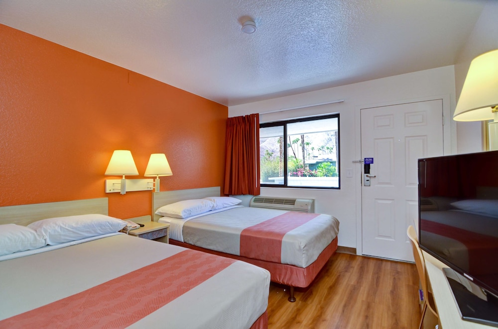 Motel6 Palm Springs, CA - East - Palm Canyon 12/50