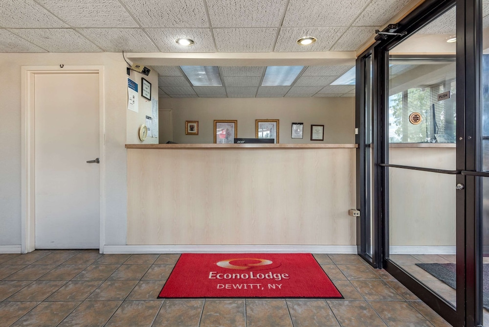 Econo Lodge Dewitt I-90 8/33
