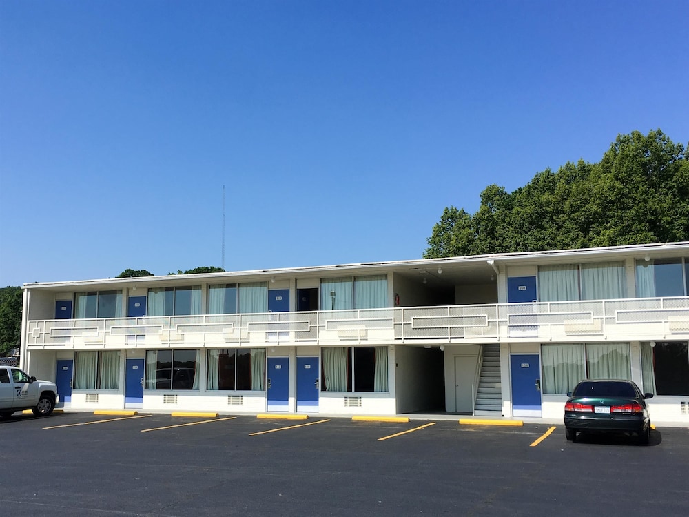 Motel6 Connellys Springs, NC in Icard