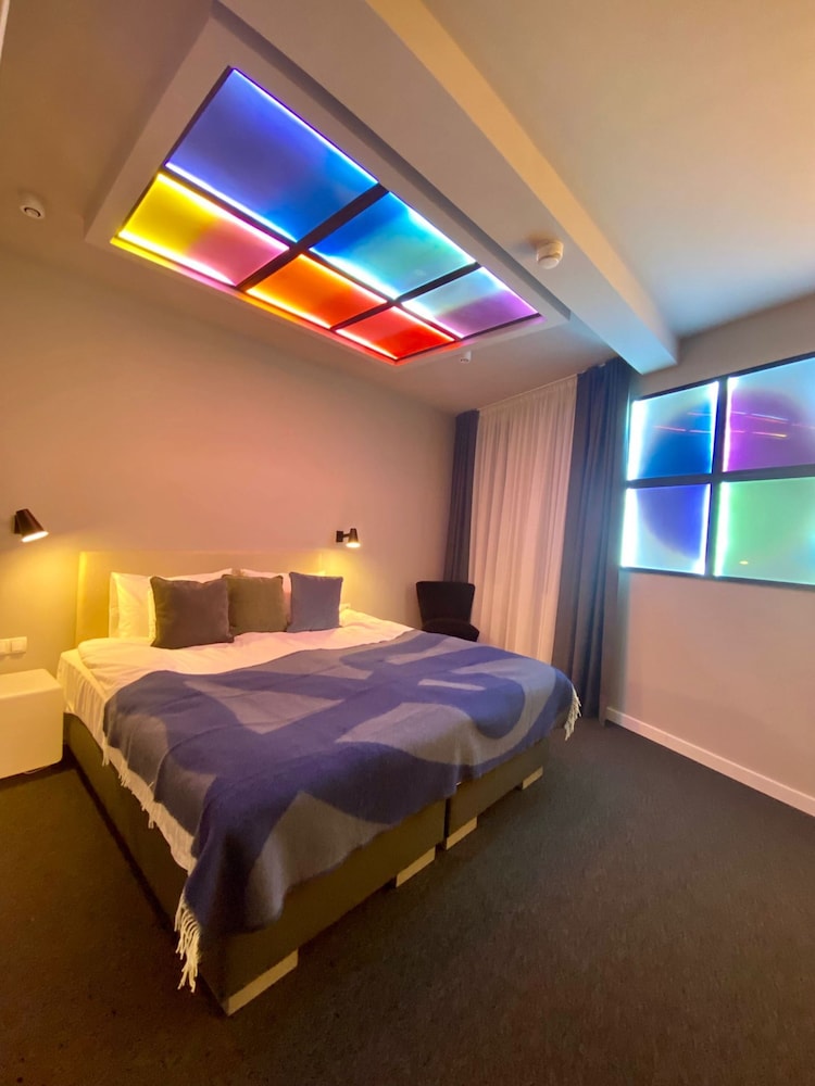 SUPERIOR, KING BED