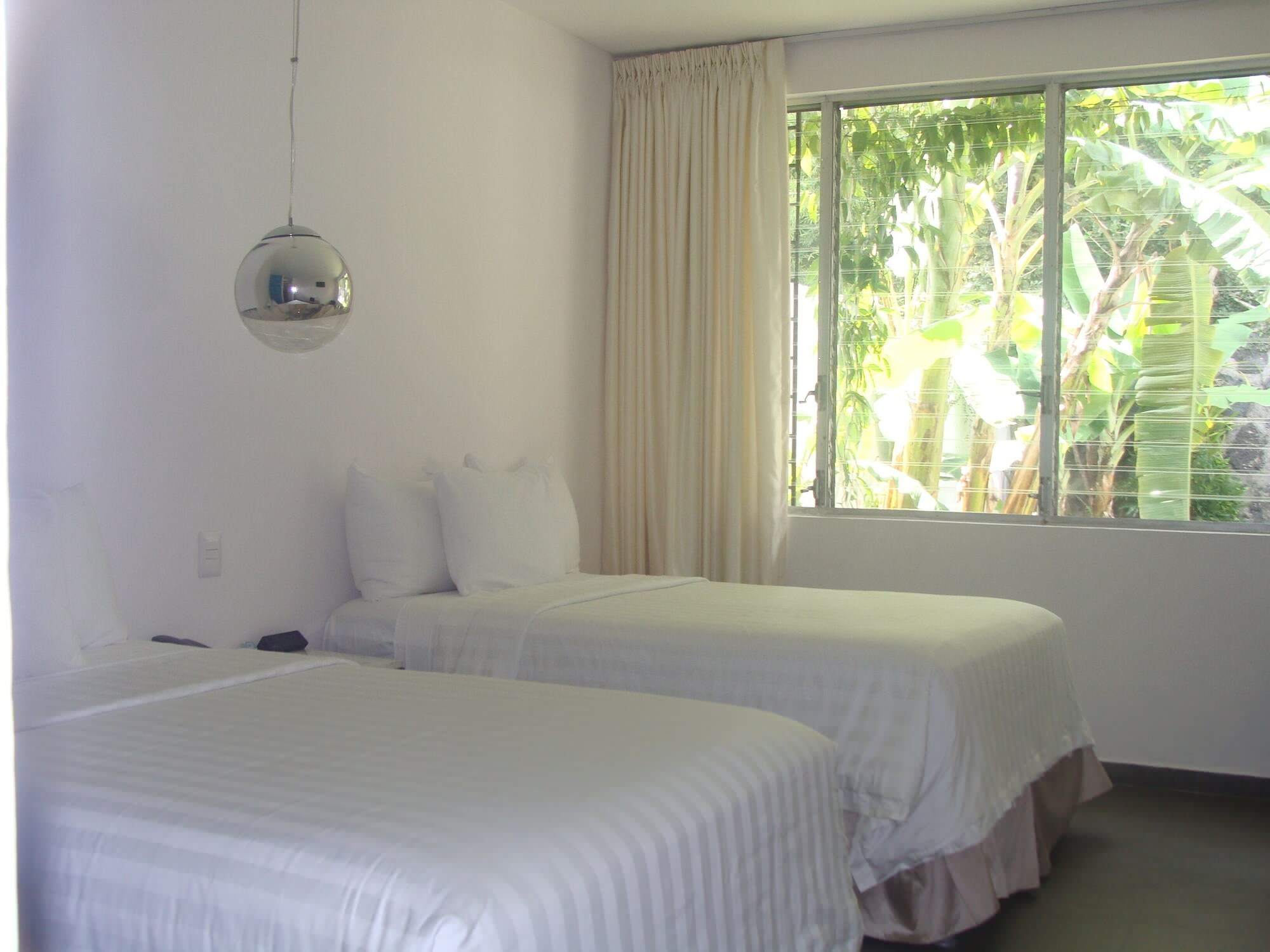 ROOM, TWIN BEDS