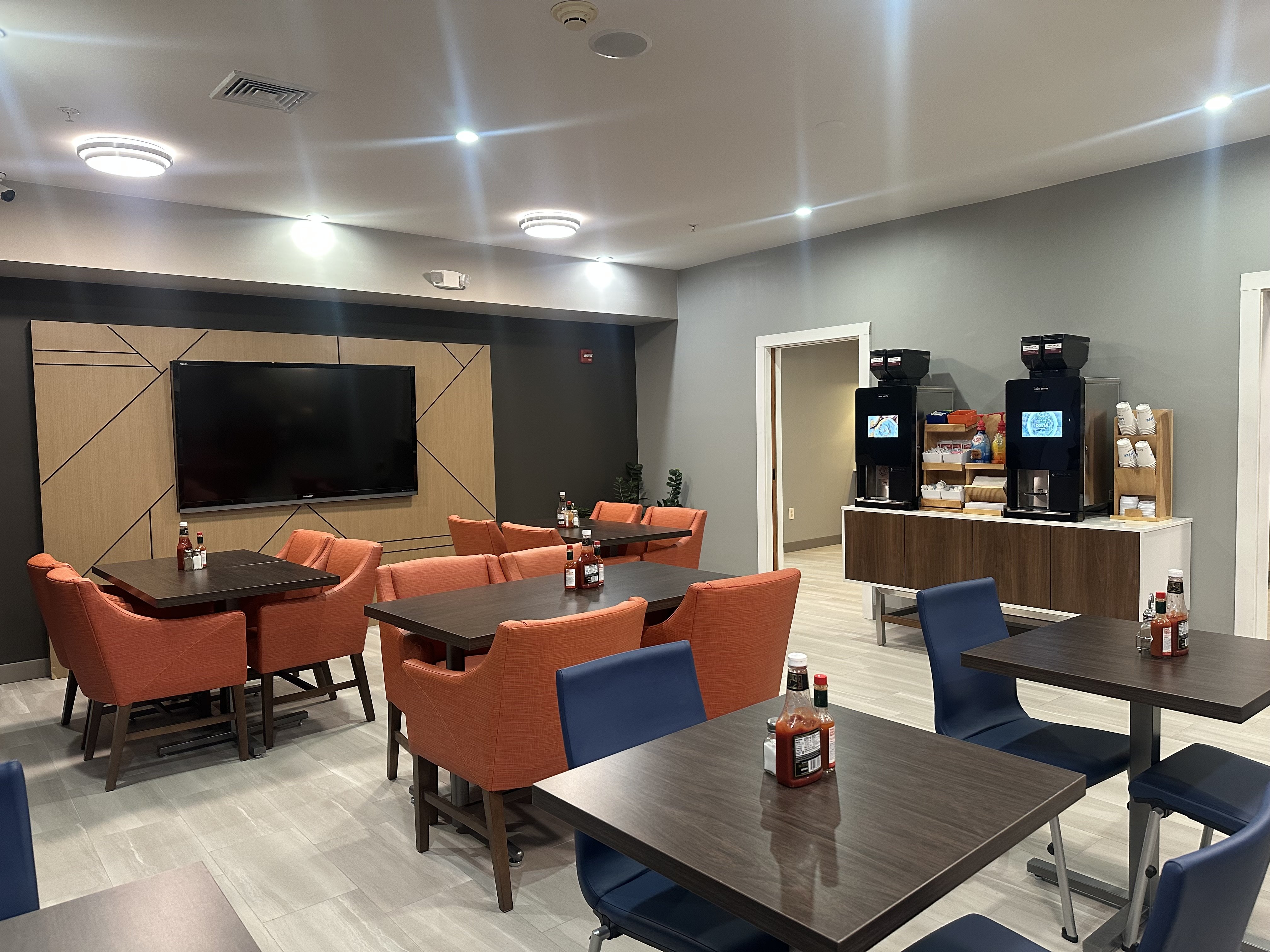Holiday Inn Express Hotel Suites Meriden 46/50
