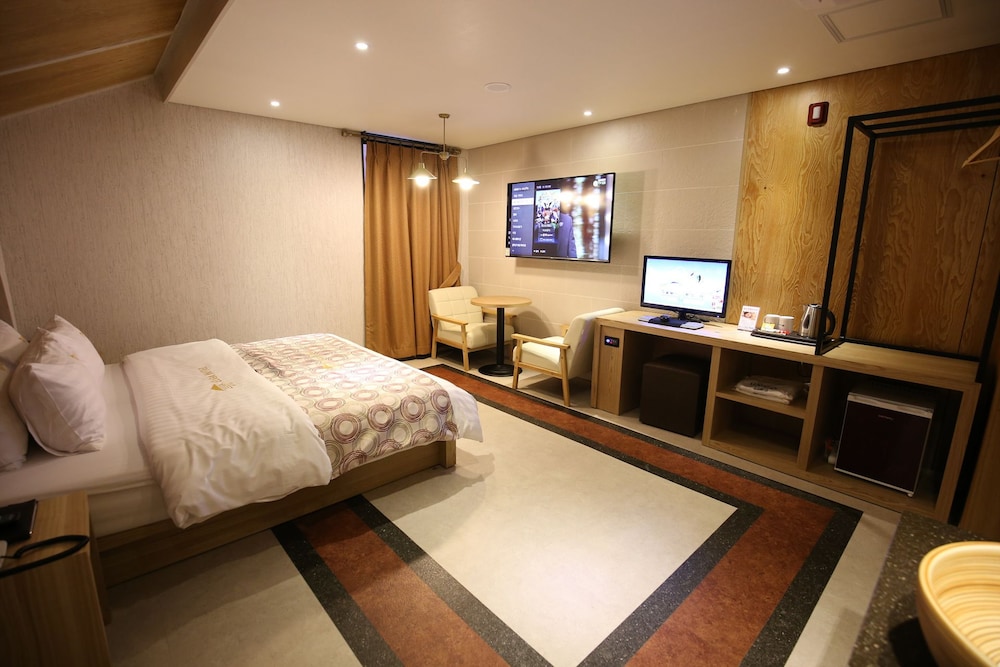 Elga Hotel 13/67