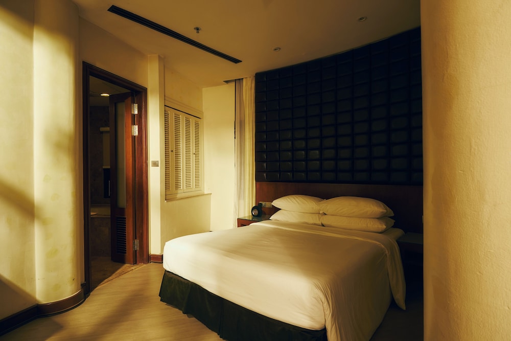 2 Bedrooms, Ambassador, Suite, 2 Queen Beds, Hot Tub, Corner