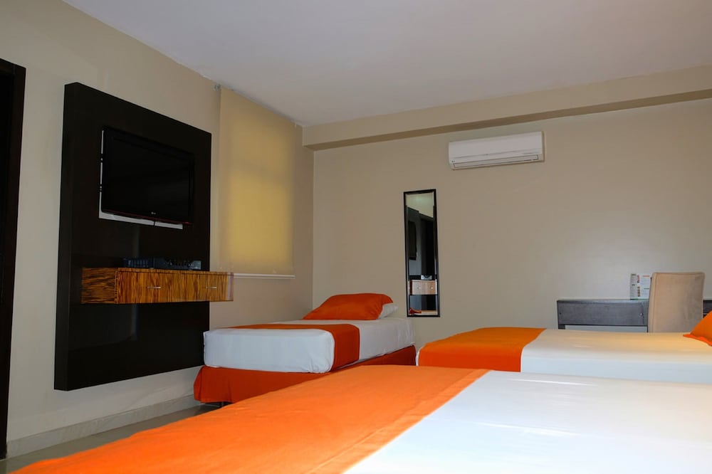 Hotel Los Almendros 6/26