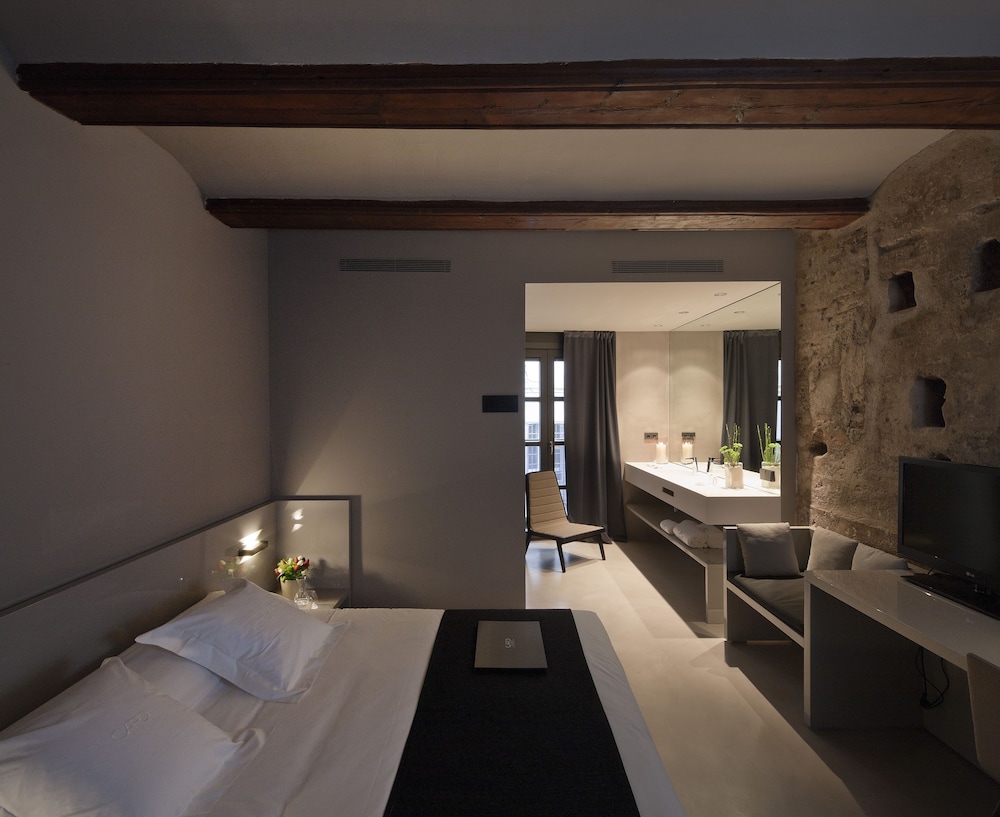 CARO HOTEL 13/71