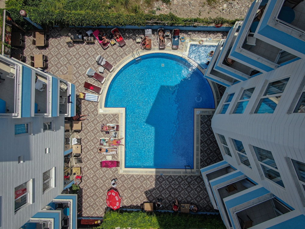 Hawaii Suite Beach Hotel 46/50