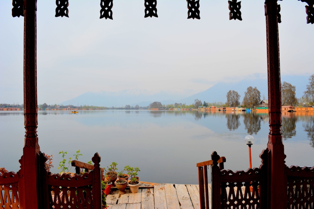 New Golden Flower Heritage Houseboat 18/22