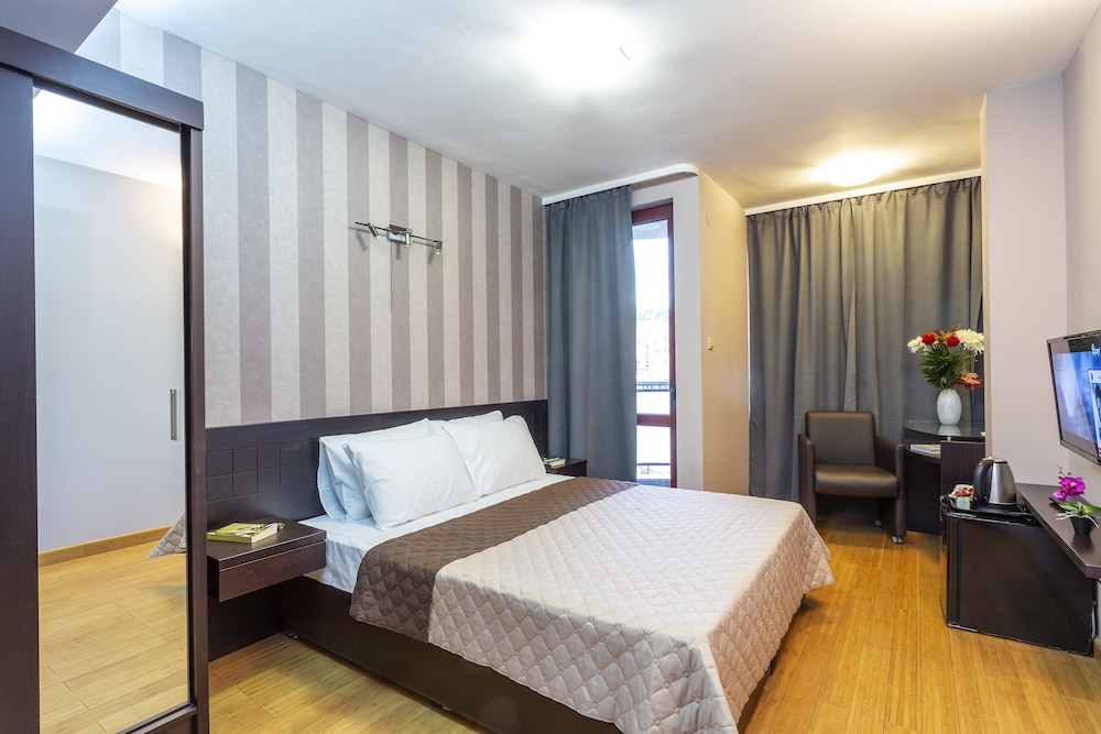 DELUXE, QUEEN BED