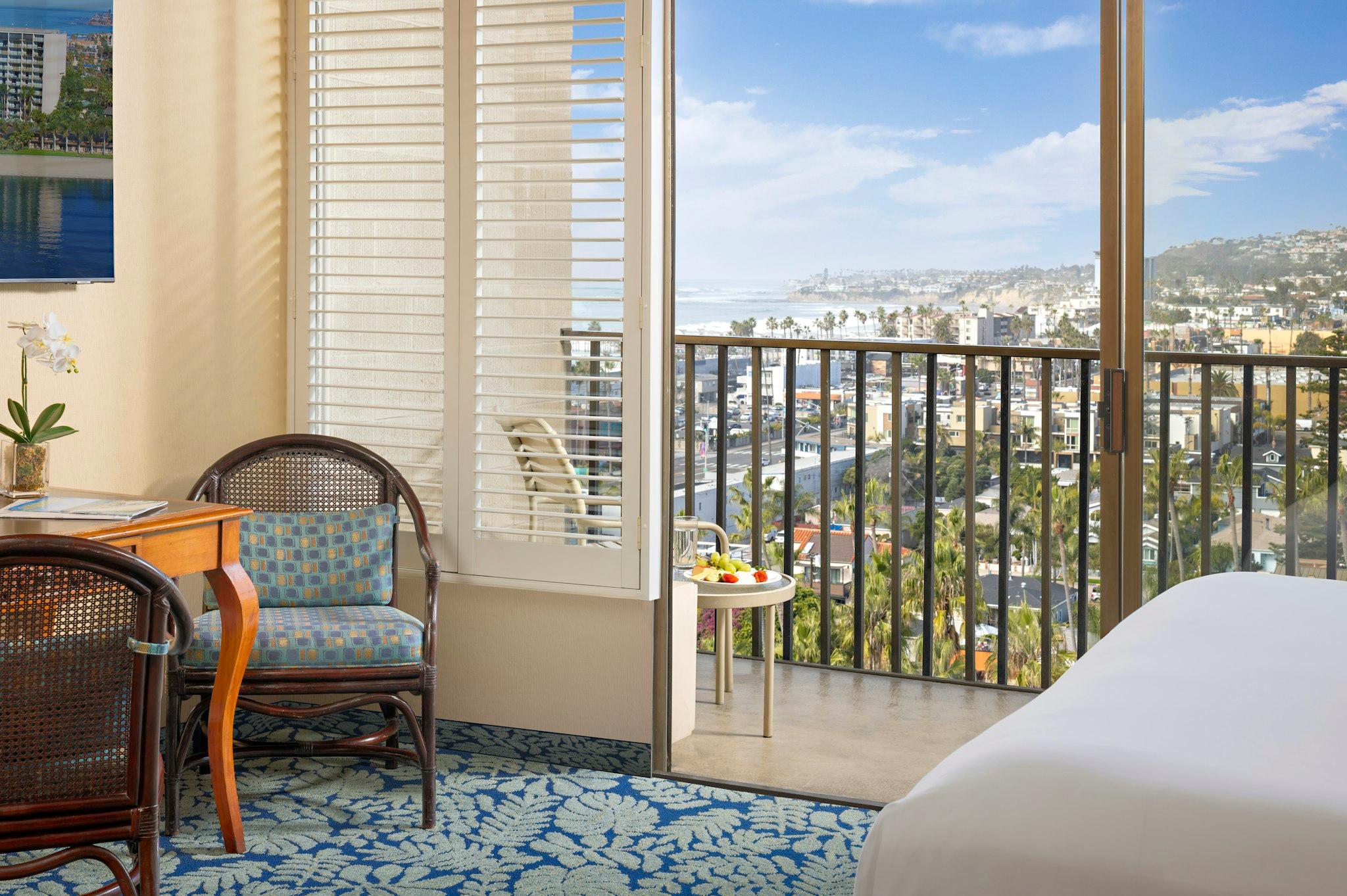 Tower, Suite, King Bed, Bay View, Sofa