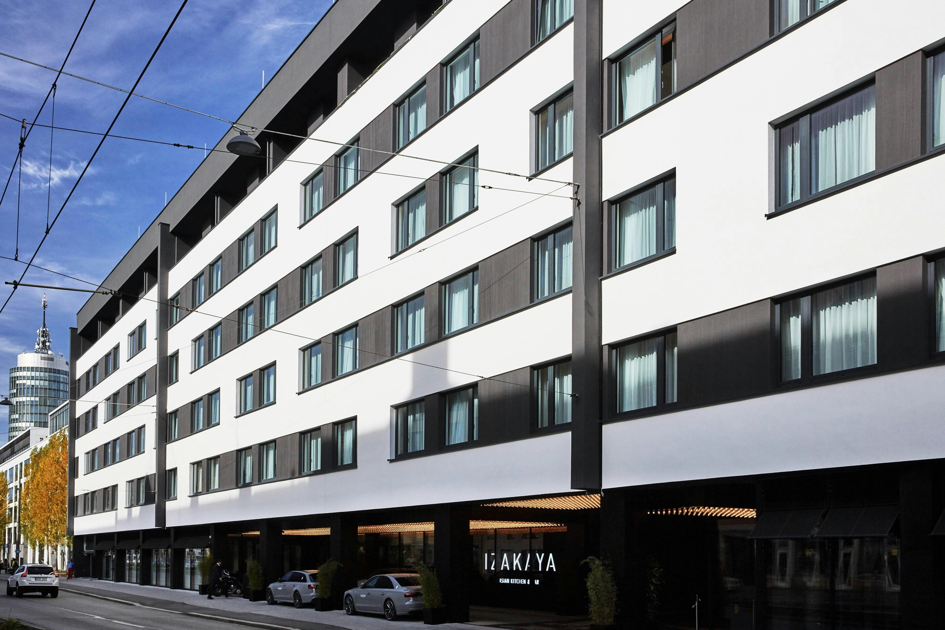 Roomers Munich, Autograph Collection 2/56
