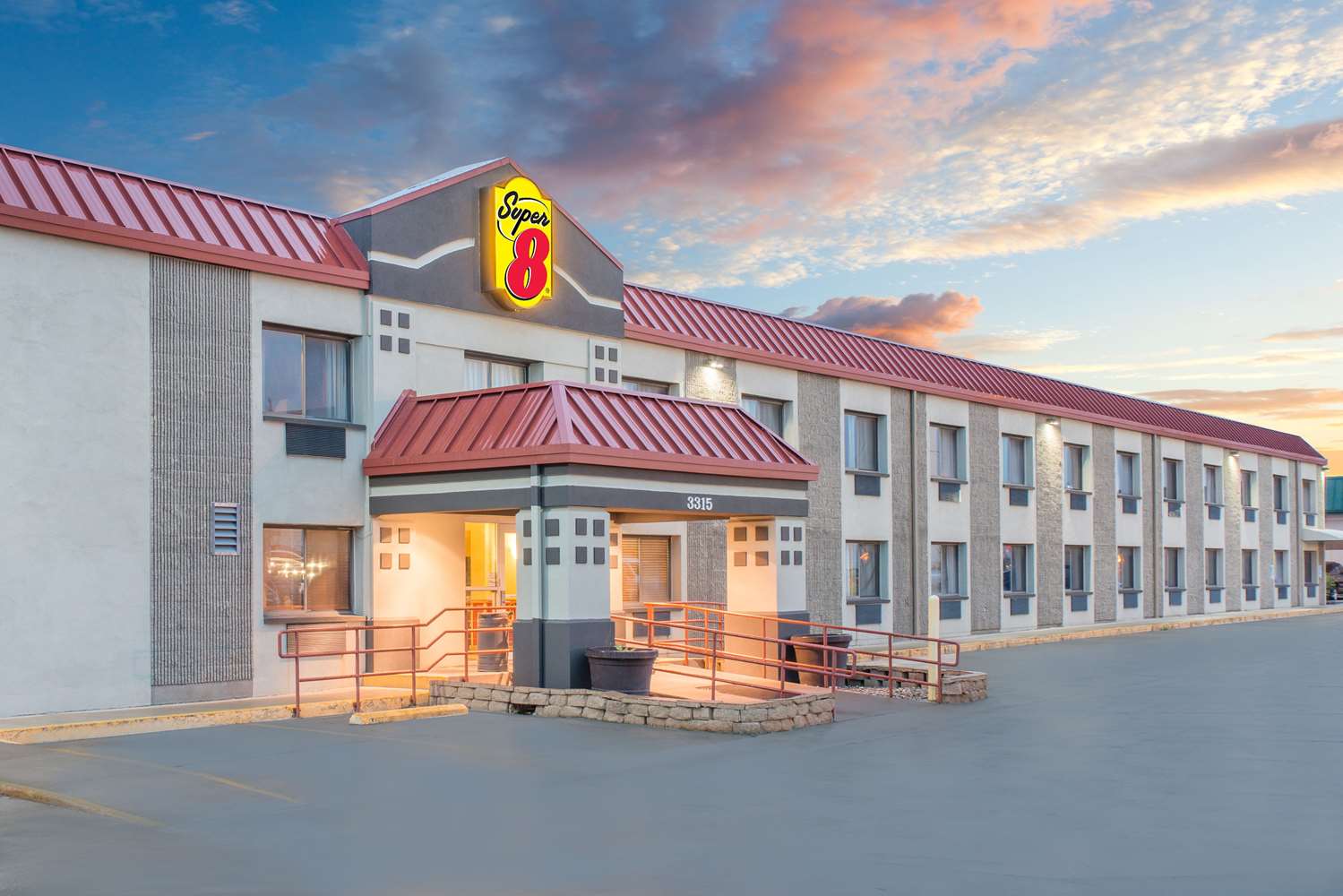 Super 8 by Wyndham Marshalltown 2/25