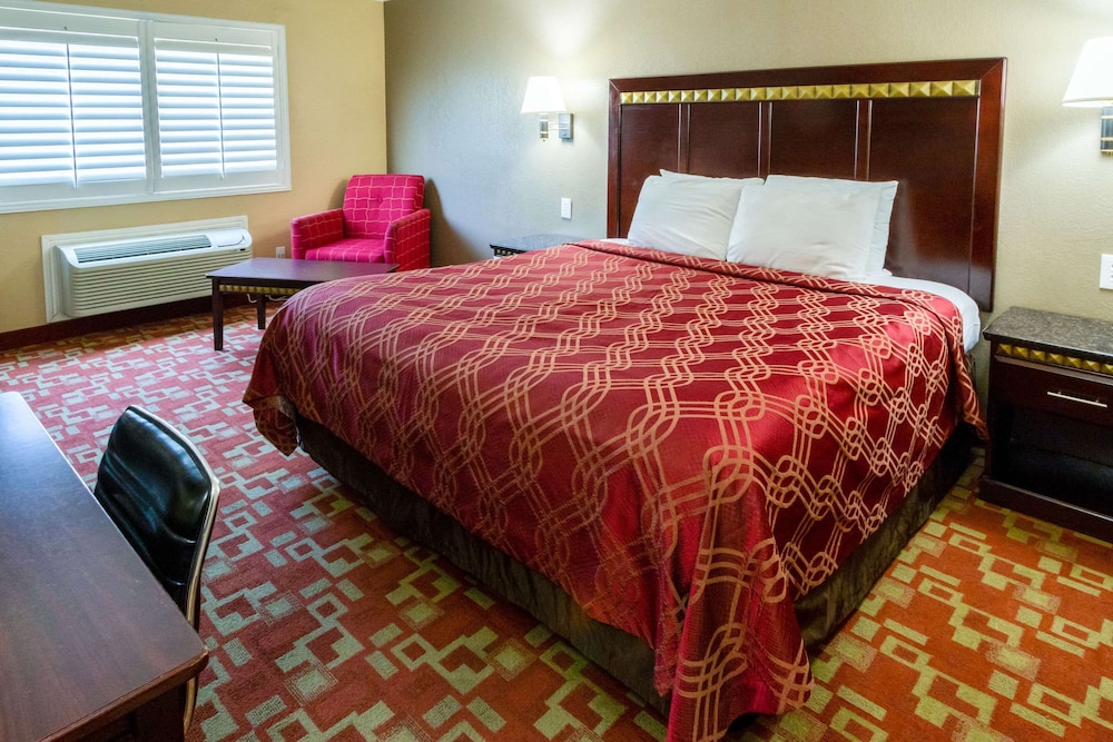 Econo Lodge Inn & Suites Fallbrook Downtown 22/31