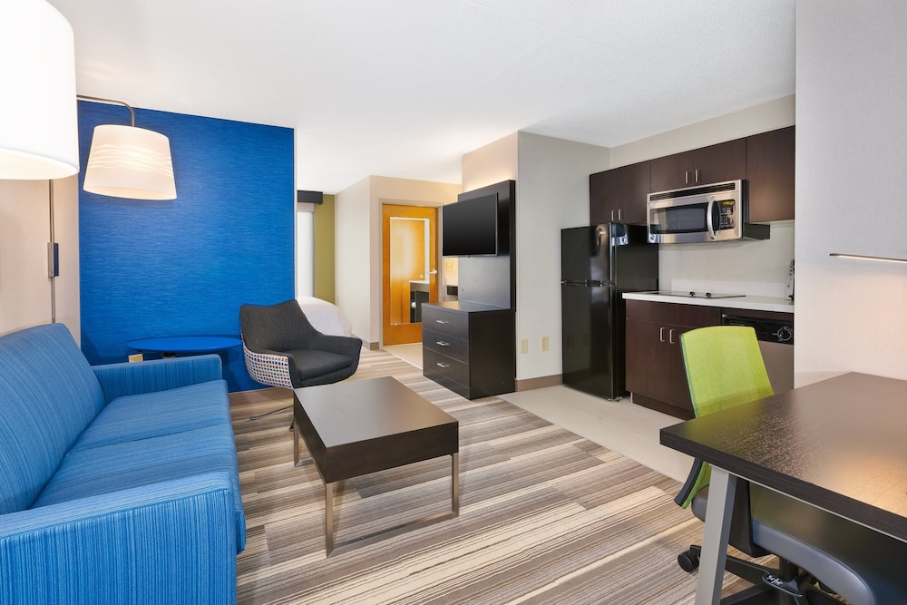 Holiday Inn Express Suites Blackburg University Area 49/74