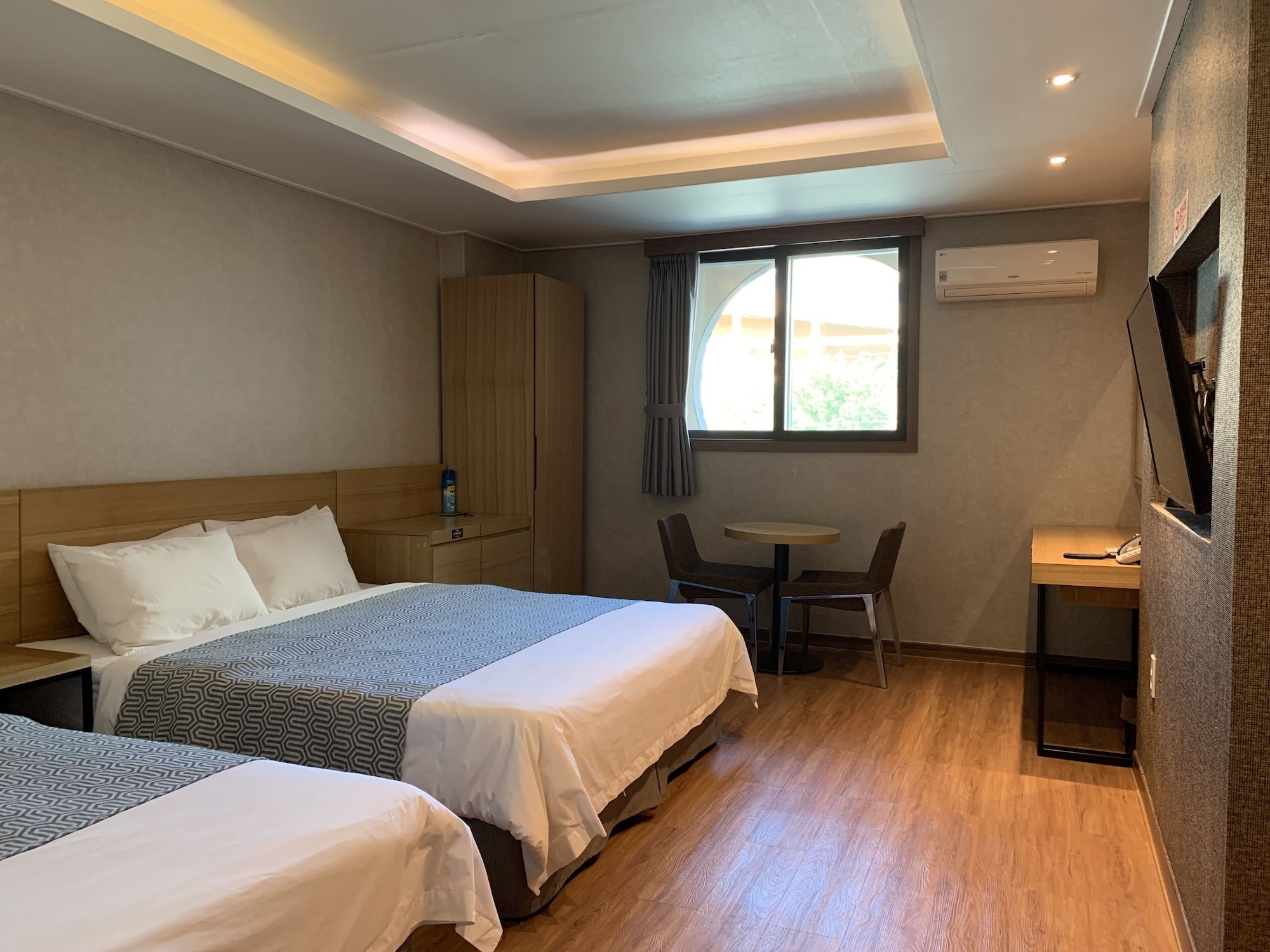 Deluxe, 1 Double and 1 Single Bed