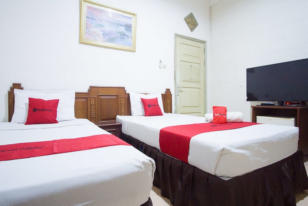 RedDoorz near Pantai Falajawa Ternate 11/29