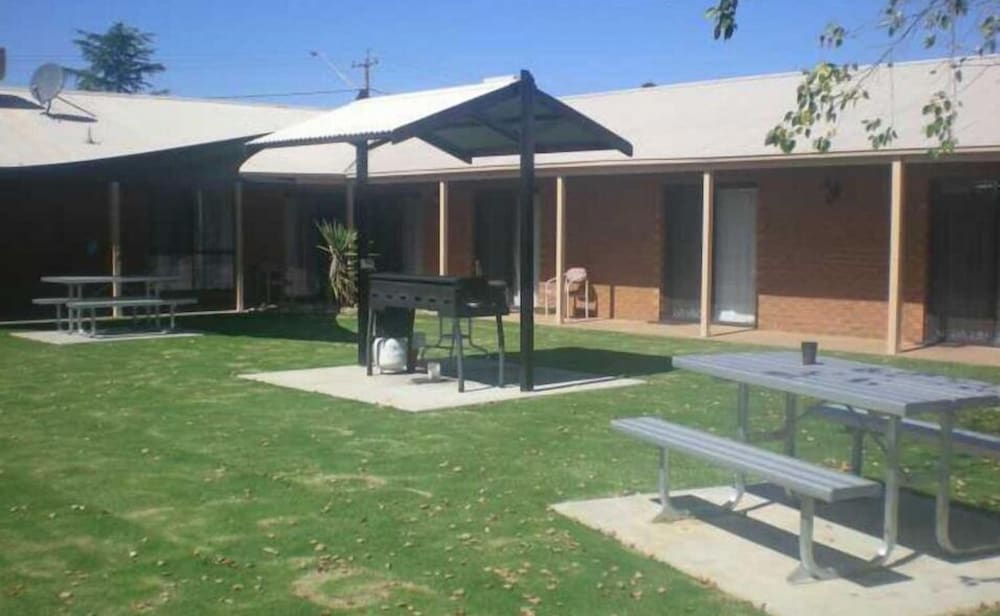 Ashleigh Court Motor Inn 42/53