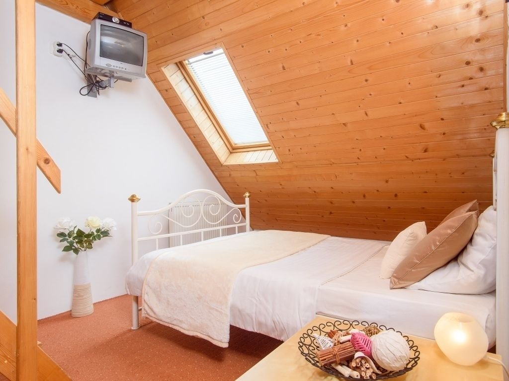 ROOM, SINGLE