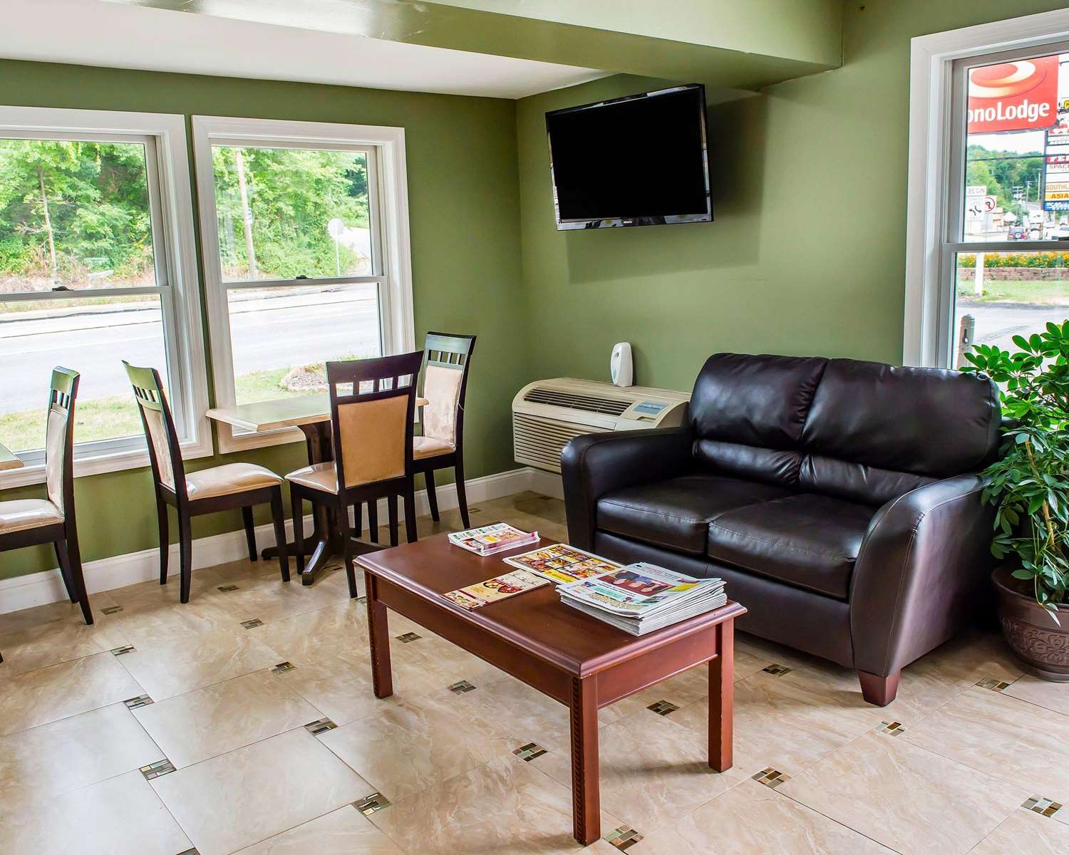 Econo Lodge Jefferson Hills Hwy 51 21/33