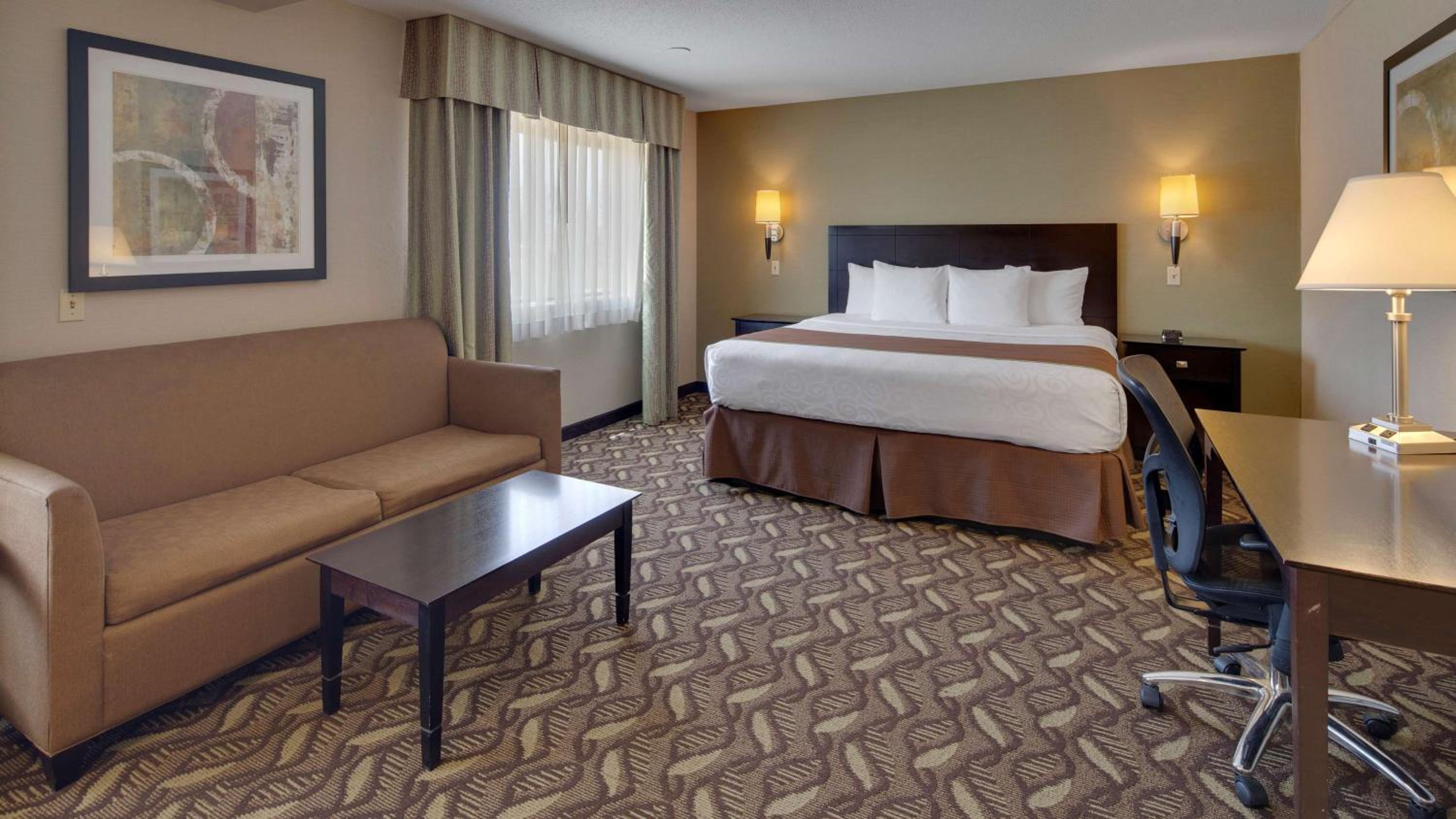 Suite, King Bed, Sofa, Hot Tub