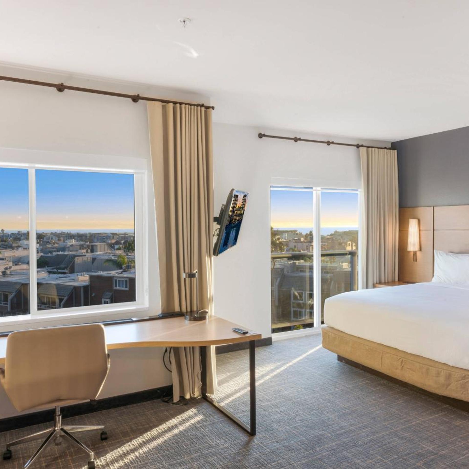 Studio, King Bed, Partial Water View, High Floor, Accessible