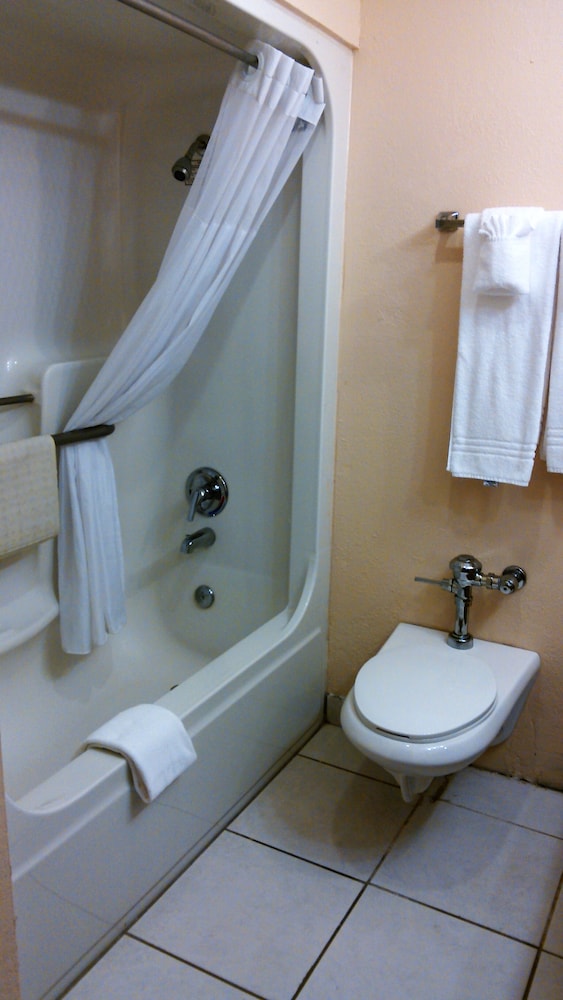 Days Inn & Suites by Wyndham Lake Okeechobee 48/50