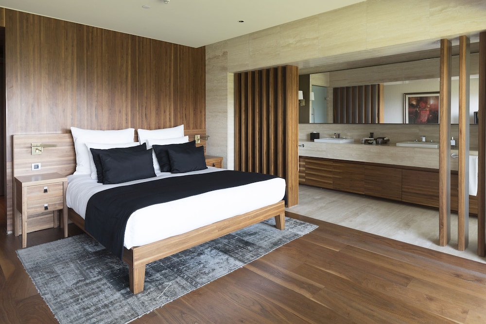 Executive, Suite, King Bed, Partial Sea View