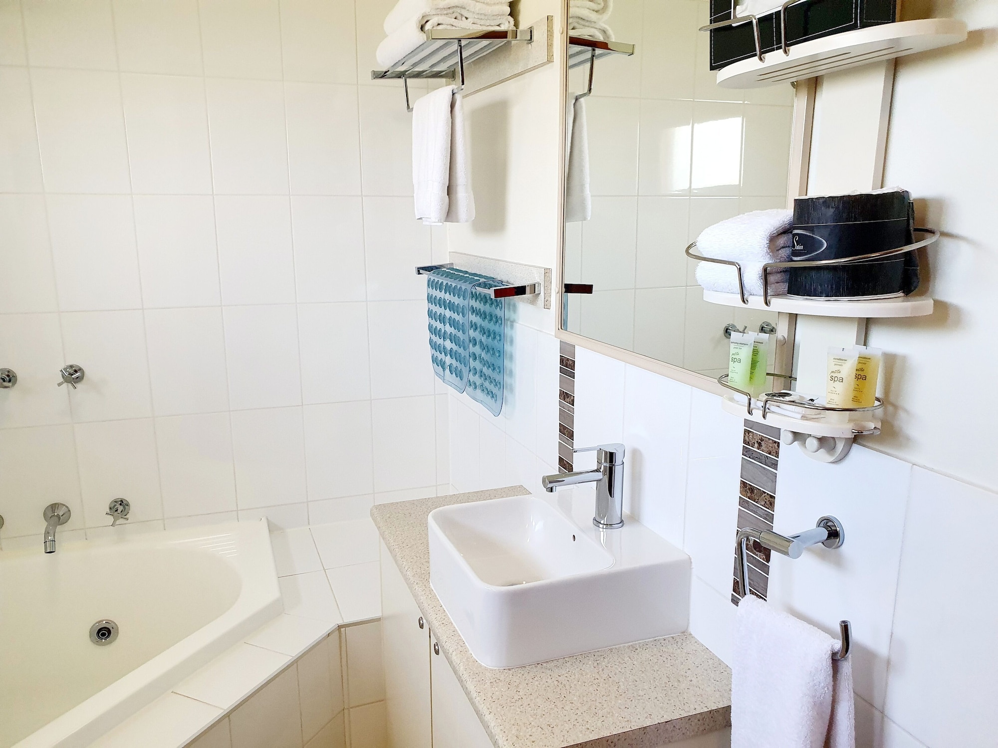 Spa, Deluxe, Studio, Queen Bed، Werribee Park Motor Inn 5/5