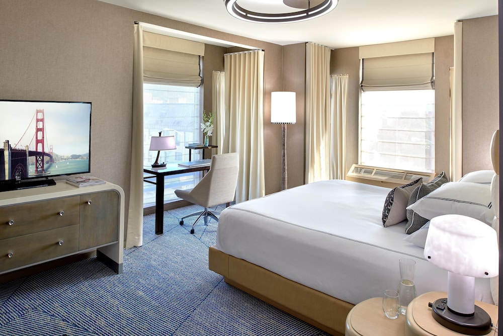 SUITE, KING BED, CORNER