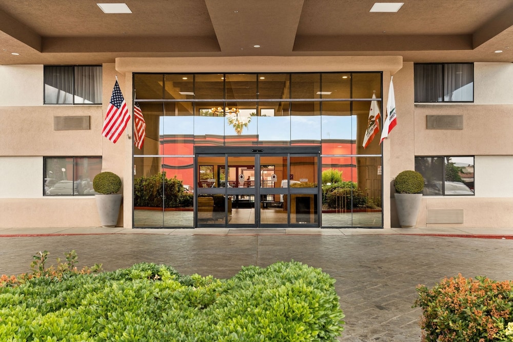 Oxford Suites Redding 2/64