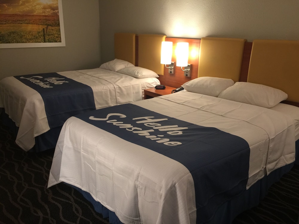 Days Inn & Suites By Wyndham Cincinnati North 11/32