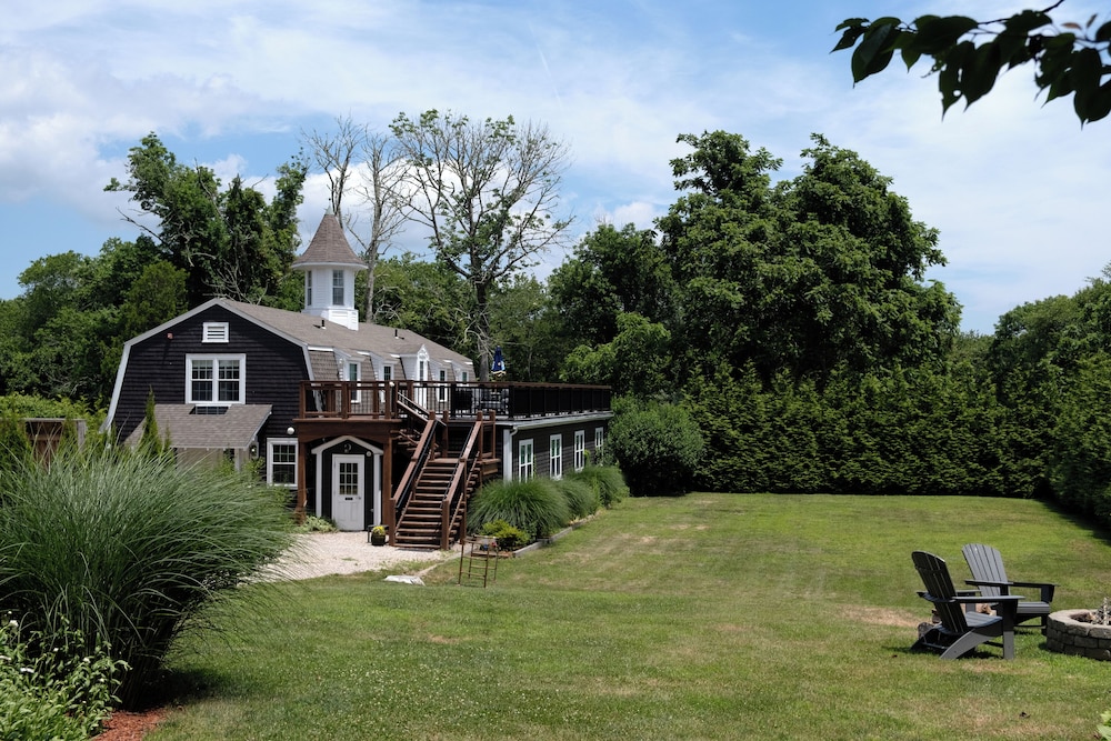 Shelter Harbor Inn 67/72